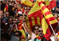 آلاف الإسبان يشاركون في مسيرة ببرشلونة لدعم الوحدة