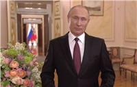 بوتين يقرأ الشعر للمرأة في عيدها| فيديو