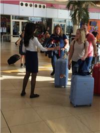 مطار شرم الشيخ الدولي يستقبل الراكبات بالورود احتفالا بيوم المرأة |صور