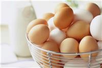 غسل البيض قبل وضعه في البراد.. «خطأ شائع» 
