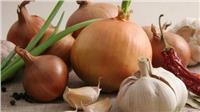 6 نصائح للتخلص من رائحة الفم الكريهة بعد تناول «البصل والثوم»
