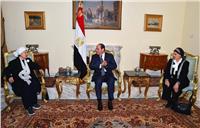 صور| الرئيس السيسي يستقبل سيدتين تبرعتا لحساب تنمية سيناء
