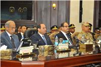 «السيسي» يجتمع برئيس الوزراء ووزيري الدفاع والداخلية لبحث المستجدات الأمنية