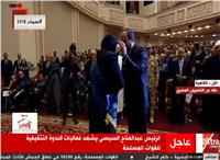 الرئيس السيسي يكرم الأم المثالية بتقبيل رأسها 