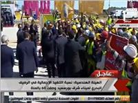 فيديو| «السيسي» يصافح عمال رصيف ميناء شرق بورسعيد  