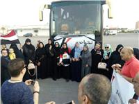 «الهجرة» تستجيب لطلب مصريين بالسعودية وتنقلهم لمقر الانتخابات