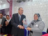 أولياء أمور يكرمون مدير التعليم بالقاهرة ومديرة إدارة المعادي