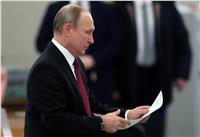 رئيس مركز الاقتراع يرفض «هدية بوتين»