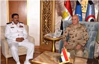رئيس الأركان يلتقى مدير الاستخبارات العسكرية بمملكة البحرين