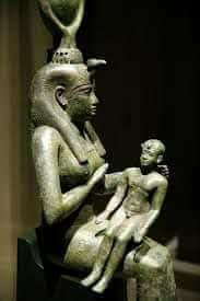 أسرار فرعونية في «عيد الأم».. «ذبابة أحمس» لوالدته 