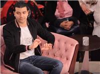 فيديو| محمد أنور يحكي موقفا طريفا مع بلطجي في عيد الأم 
