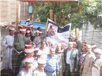 مصر تنتخب|طلاب الأزهر  يرفعون أعلام مصر وصور الرئيس أمام لجان المراشدة 