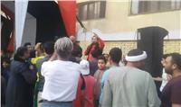 شحته كاريكا يحتفل مع الناخبين أمام المقار الانتخابية بالمطرية