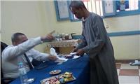 مصر تنتخب|  توزيع «شيكولاته» على الناخبين في اليوم الثاني للانتخابات بمنشأة ناصر
