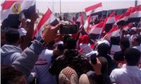 مصر تنتخب| عمال المنطقة الصناعية يحتشدون أمام مدرسة أكتوبر الثانوية للتصويت 