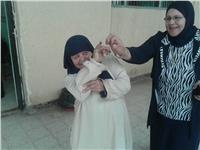 مصر تنتخب| مسنة تدلي بصوتها حاملة صورة «السيسي»: «بحبه جدًا»