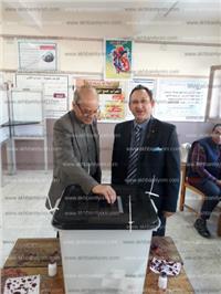 مصر تنتخب| عميد أسرة سيد درويش يدلى بصوته بالإسكندرية