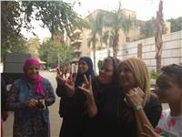 مصر تنتخب | وصول «ندى بسيوني» للجنة مدرسة الجمهورية بالمعادي للإدلاء بصوتها