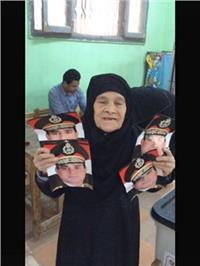 مصر تنتخب|  عجوز تحتفظ بصور السيسي منذ ٤ سنوات