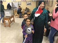  مصر تنتخب| رئيس لجنة بالإسماعيلية يوزع الأعلام والحلوي علي الناخبين 