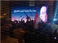 صور| تزايد أعداد المحتفلين بـ «فوز السيسي» أمام جامعة القاهرة