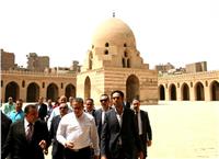 وزير الآثار تفقد عدداً من الأماكن الأثرية لقصر الأمير طاز