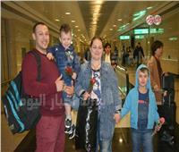 صور| المشاهد الأولى للسياح الروس بمطار القاهرة
