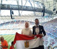 روسيا 2018| عروسان بملابس الزفاف في ملعب مباراة مصر والسعودية |صور