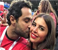 كريم فهمي يكشف حقيقة قُبلة زوجته بعد هزيمة المنتخب