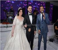 صور| حماقي ورامي صبري والليثي يحيون زفاف «محمد ورنا»