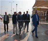 صور| جولات ميداينة لوزير الطيران المدني داخل مطار القاهرة