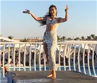صور| جوهرة تبدع برقصاتها المختلفة في «سكاى بول مارينا»