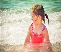 كيفية حماية شعر طفلك من التلف اثناء تواجده فى حمام السباحة او البحر 