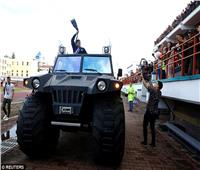 صور| مارادونا يستقل سيارة «جيب» ضخمة لوظيفته الجديدة