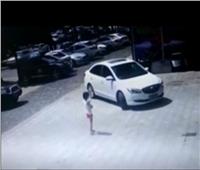 فيديو| لحظة دهس طفلة في موقف سيارات 
