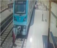فيديو| المشاهد الأولى لواقعة انتحار شاب بمحطة مترو المرج