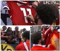 فيديو| جماهير «ليفربول» تتسابق في الحصول على توقيع محمد صلاح