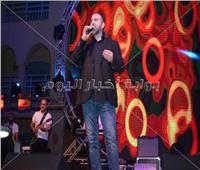 صور| الأردني زياد صالح يُغني «ألعب يلا» في طابا