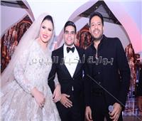 صور| تامر حسني وحماقي يحيان زفاف «محمد وبسنت»