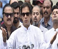 عمران خان يستعد لإجراء محادثات تشكيل ائتلاف في باكستان