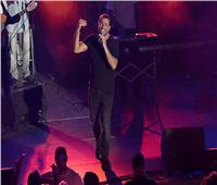 فيديو| عمرو دياب يُغني «ده لو إتساب» بحفل اليونان