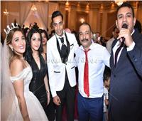 صور| الليثي وطارق الشيخ يحيان زفاف «مصطفى وبسنت»