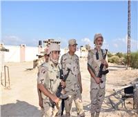 وزير الدفاع يتفقد قوات تأمين شمال سيناء ويشيد بالروح القتالية