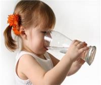 تعرفي على أسباب كثرة شرب الماء عند الأطفال