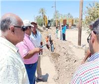 رئيس مركز العدوة بالمنيا يتابع أعمال توصيل خط مياه بإحدى القرى