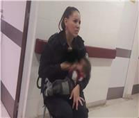 شرطية تُرضع طفلاً بـ«الملابس الميري» | صور 