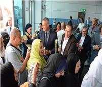 بالصور.. رئيس مصر للطيران و القابضة للمطارات يستقبلون الحجاج بالورود