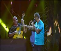 صور| محمد لطفي عازف «جيتار» لعمرو دياب على أغنية «نور العين»