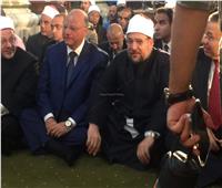 وزير والأوقاف ومفتي الجمهورية يؤديان صلاة المغرب بالحسين