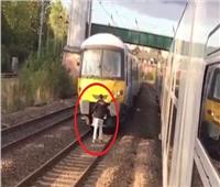 لقطة اليوم| «لعبة الموت».. مراهق يقف أمام القطار (فيديو)